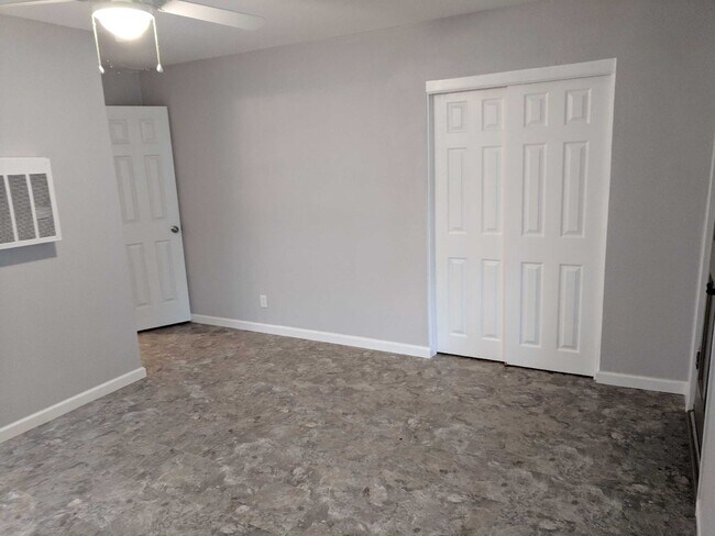 Main Living/Closet - 911 Phillips St