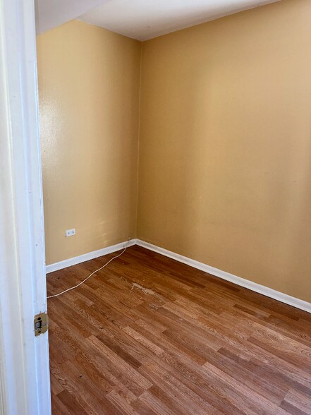 Building Photo - 2020 W 69th Pl
