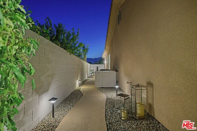 Building Photo - 4 Cartier Ct