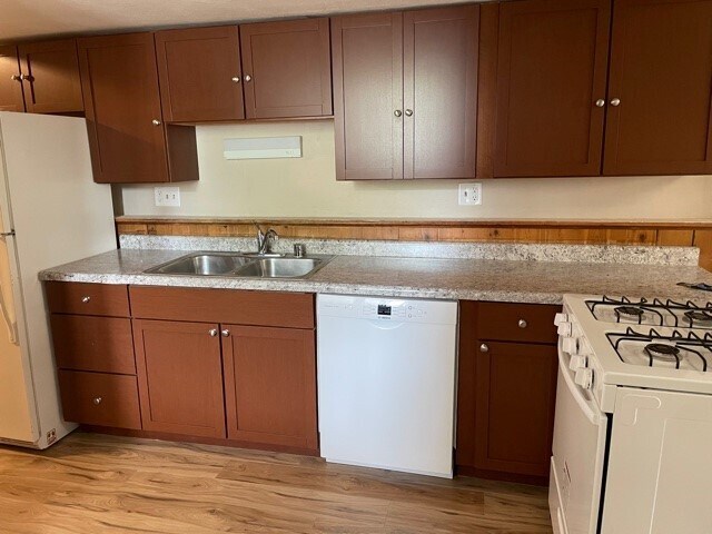 Building Photo - 307 Cardinal Cres