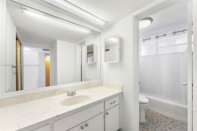Building Photo - 2508 Bay Dr