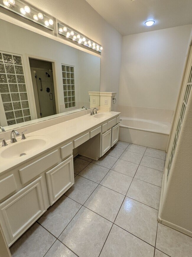 Building Photo - 9361 Fresh Spring Dr