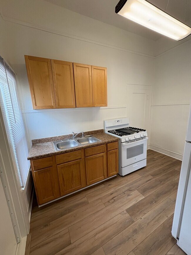 Building Photo - Studio Located Downtown Ventura, Close to ...