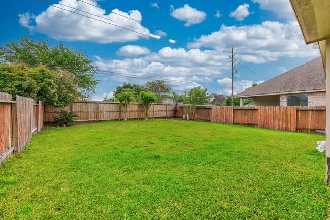 Building Photo - 6451 Applewood Forest Dr