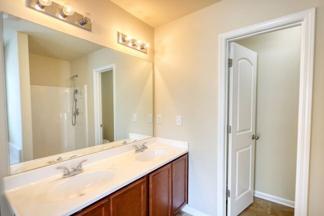 Building Photo - Charming 3BR House in Hampton