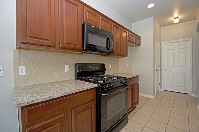 Building Photo - Large Home in Northeast Austin!