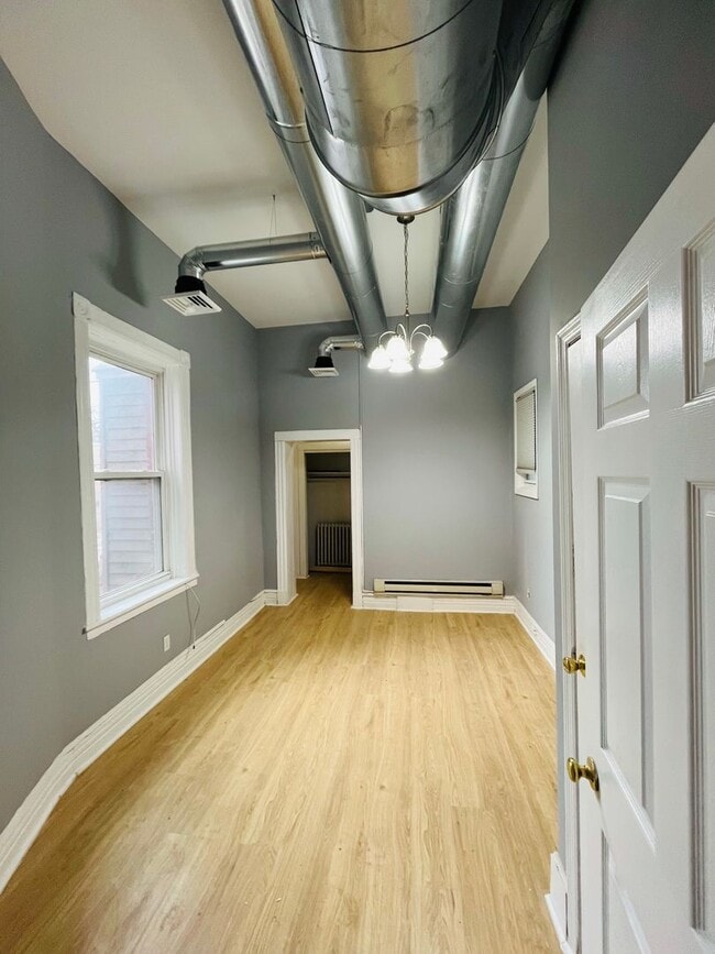 Building Photo - 2 Bed - 1 Bath Beautiful Apartment in Center Square, Albany.