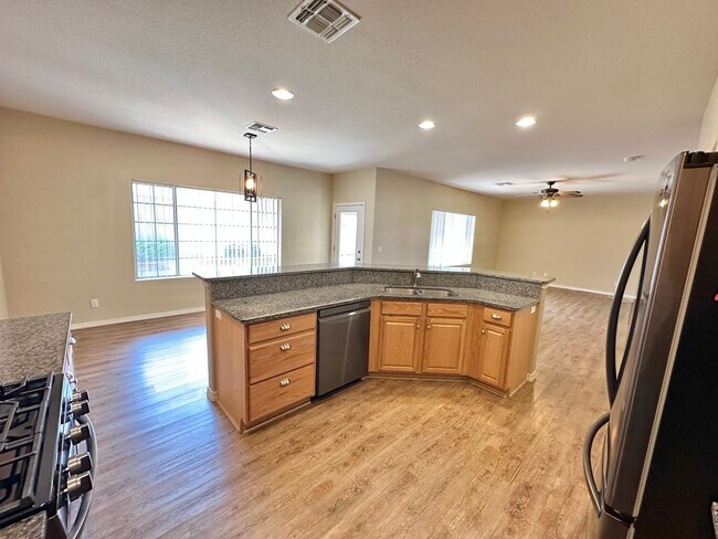 Building Photo - Beautiful 3 bedroom, 3 bathroom home with ...
