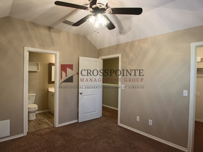 Building Photo - Beautiful 2 Bed 1.5 Townhome in Lindale ISD! Tour Today!