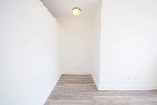 Building Photo - 946 W Montrose Ave