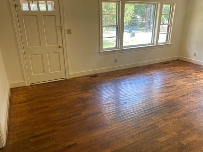 Building Photo - 3 Bedroom Brick House in Meadowbrook