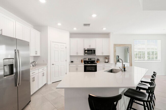 Building Photo - Stylish Corner Coach Home in Prime Fort My...