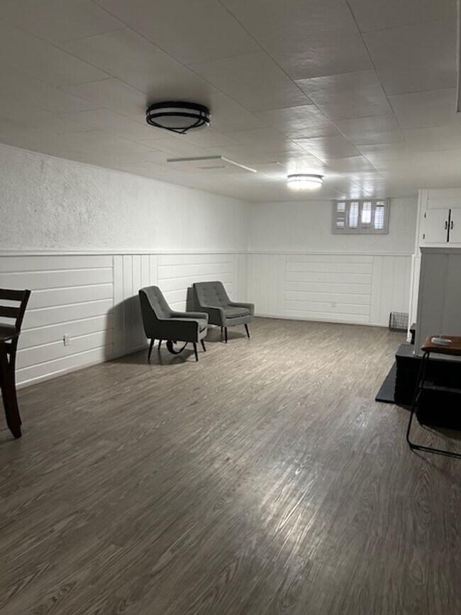 Building Photo - Fully Furnished 4 Bed, 2 Bath Home | West End Gem | All Utilities + WiFi Included