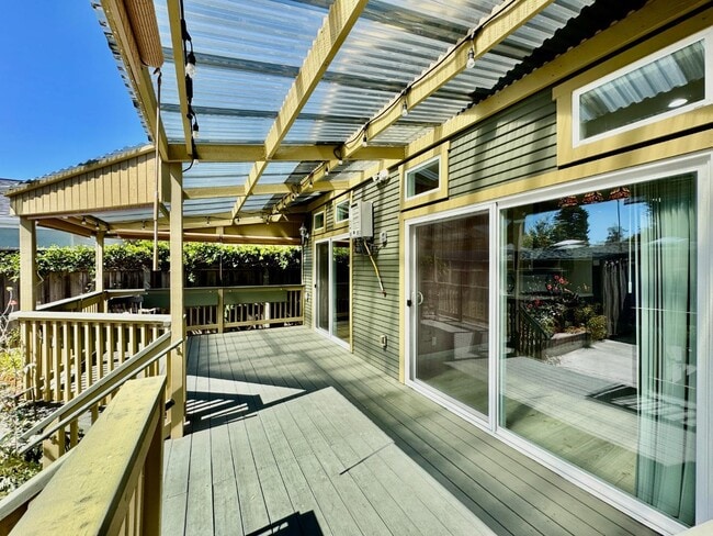 Building Photo - 809 Bayswater Ave