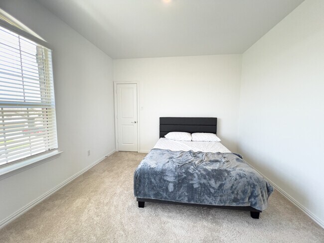 Building Photo - 2533 Olvera Ct