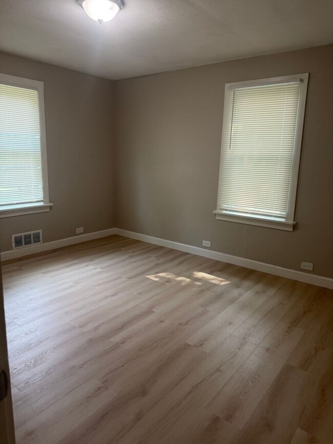 Building Photo - Adorable 4 Bed 1 bath Baldwinsville Cottage