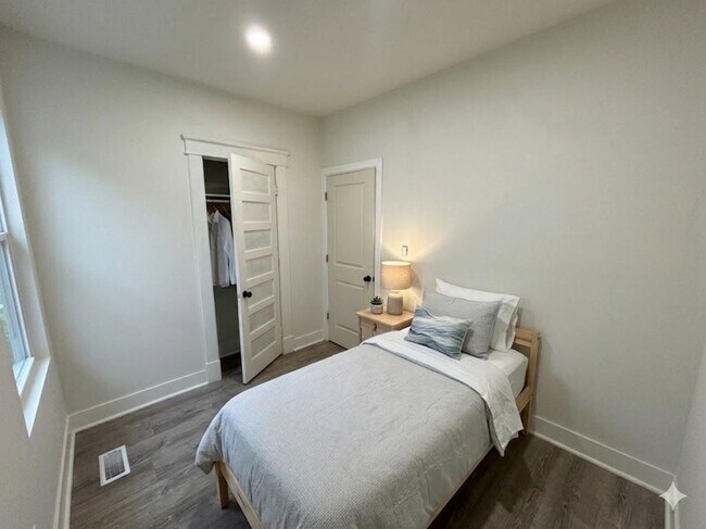 Building Photo - 693 3rd St