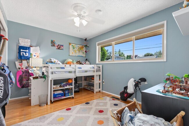 Building Photo - 4bd/2.75ba Seattle House