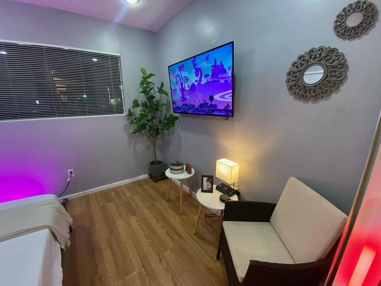 Building Photo - 310 SW 9th Ave