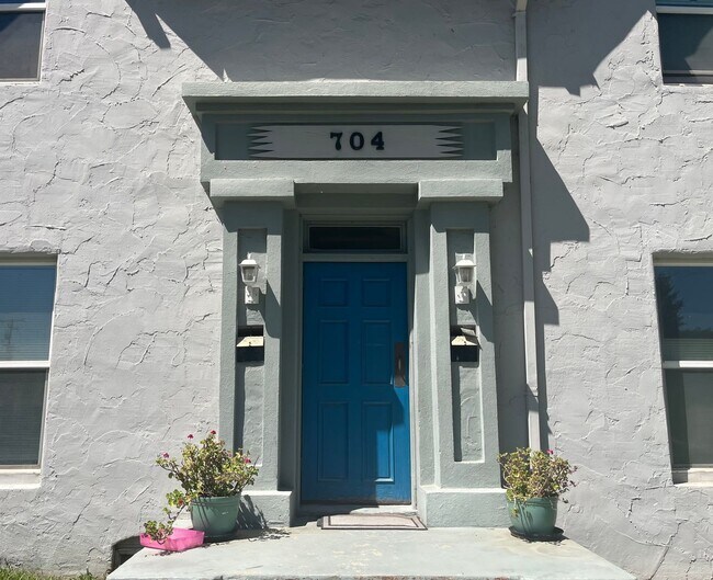 Building Photo - Conveniently located 1-bedroom, 1-bath apa...