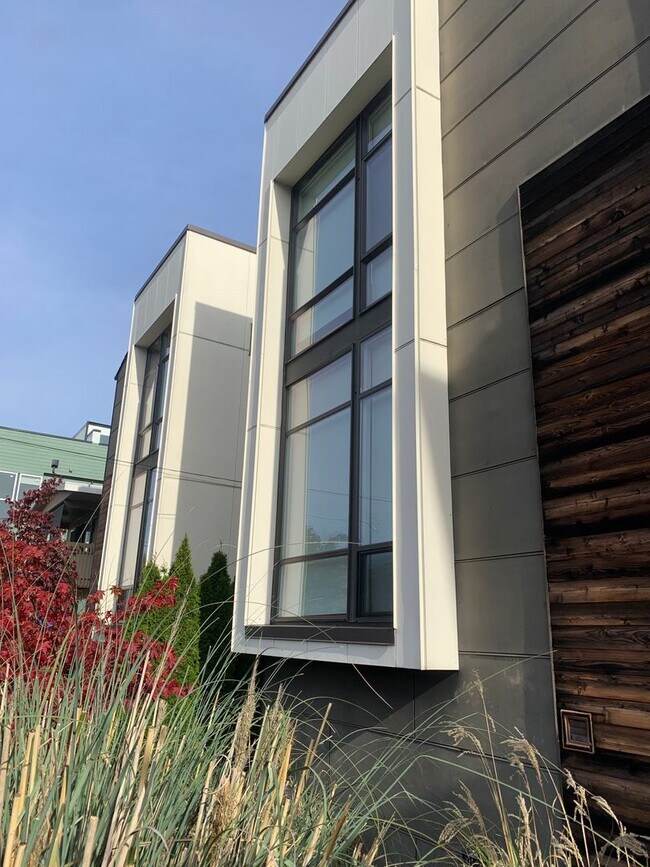Building Photo - Mount Baker/Columbia City Townhome