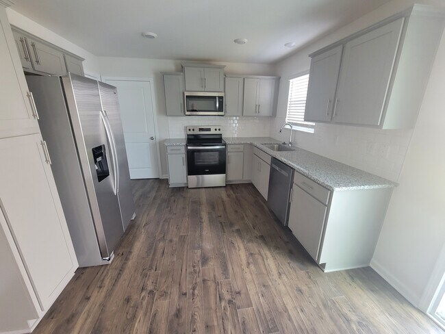 Building Photo - 114 Clear Creek Ln