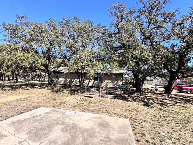 Building Photo - 3/2 on 10 Acres in Bangs