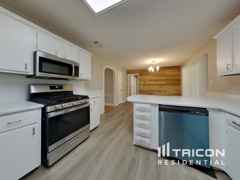 Building Photo - 7179 Carolyn Cir