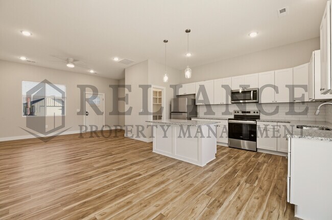 Building Photo - 619 Elmwood St