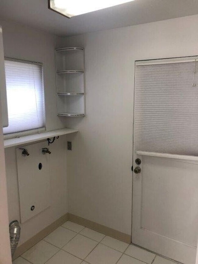 Building Photo - Beautiful Northside 3 Bedroom 2.5 Bath near the Indian Trail!