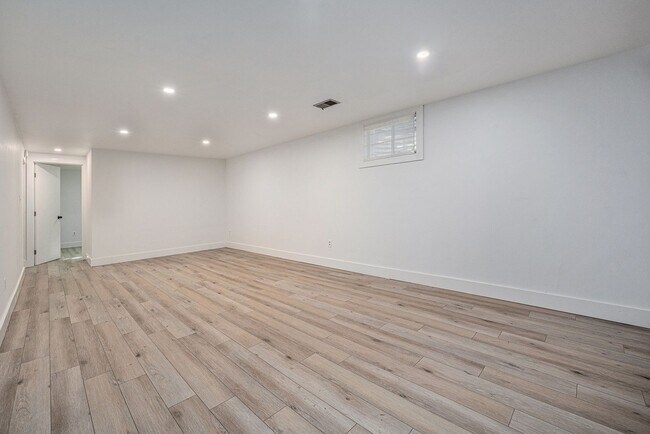 Building Photo - Charming Home w/Updated Kitchen and Yard B...