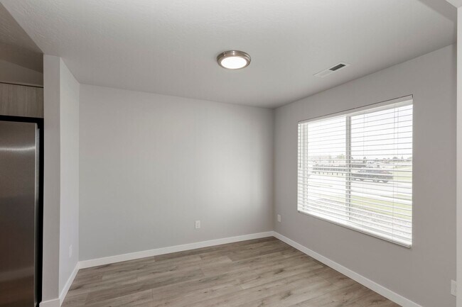 Building Photo - Adorable and affordable attached townhome for rent in Nampa! A must see!