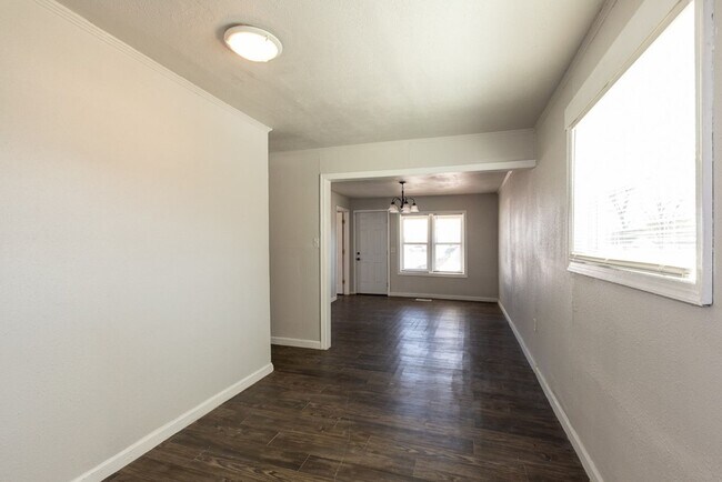 Building Photo - 3 BED/ 1 BATH IN UP AND COMING NEIGHBORHOOD