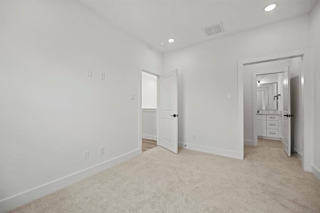 Building Photo - 870 W Little York Rd