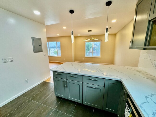 Building Photo - Newly Renovated 5Bed/3Bath Single Family H...