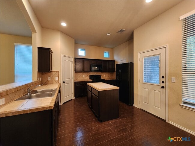 Building Photo - 622 Creekside Cir