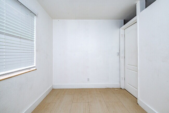 Building Photo - Bright & Modern 1-Bedroom Apartment in Pri...