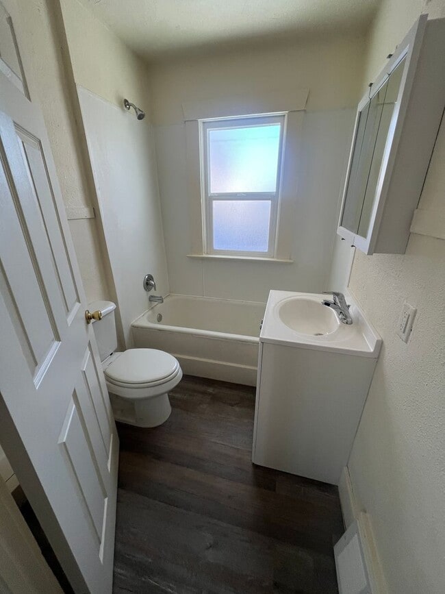 Building Photo - Corner location near ISU-Single Family Home with room to spread out!