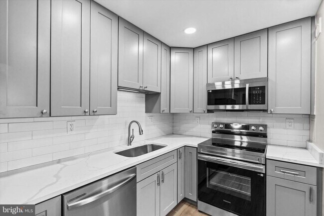 Building Photo - 3800 Powell Ln