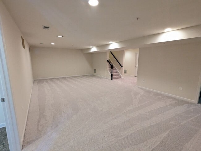Building Photo - Impeccably maintained SFH in Clarksburg re...