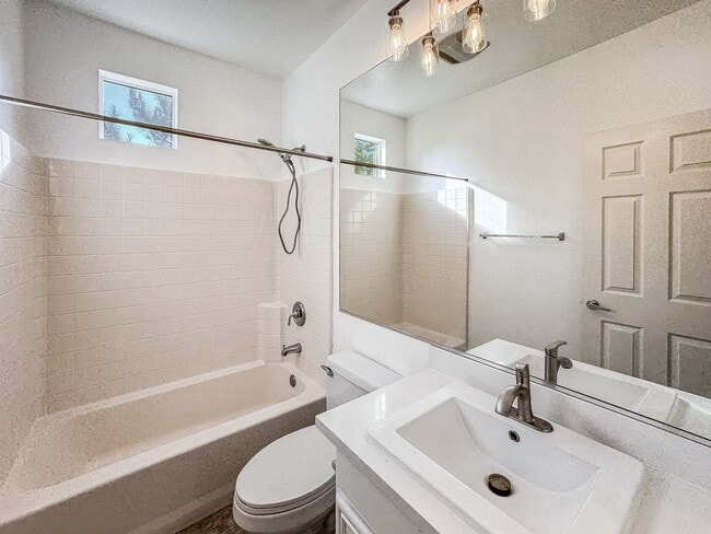 Building Photo - Beautiful 3 Bd/2Ba Spacious Home in Fullerton w/AC and Ample Community Amenities!