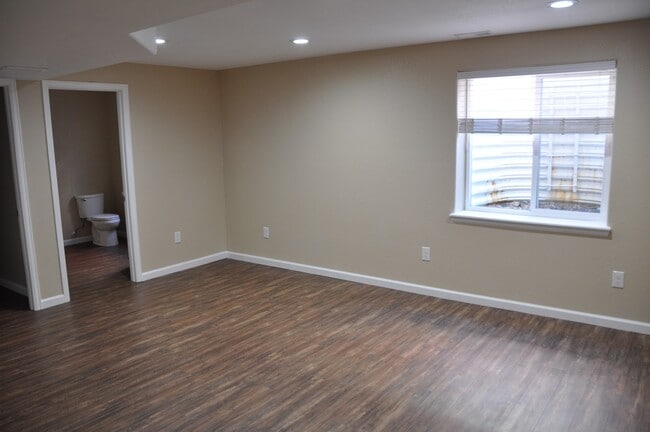 Building Photo - Stunning Town home in Mid Town!