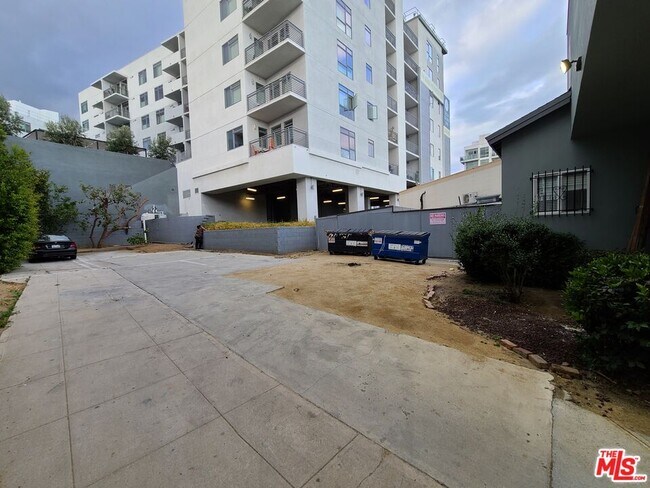 Building Photo - 7117 Hawthorn Ave
