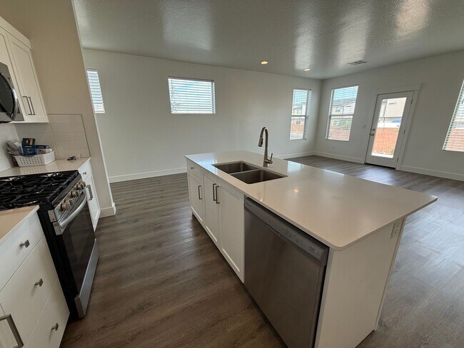 Building Photo - 2313 E Luciano Ln