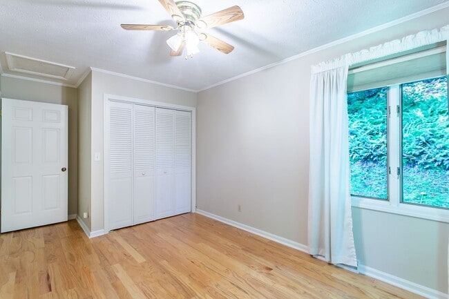 Building Photo - Light & Bright Home