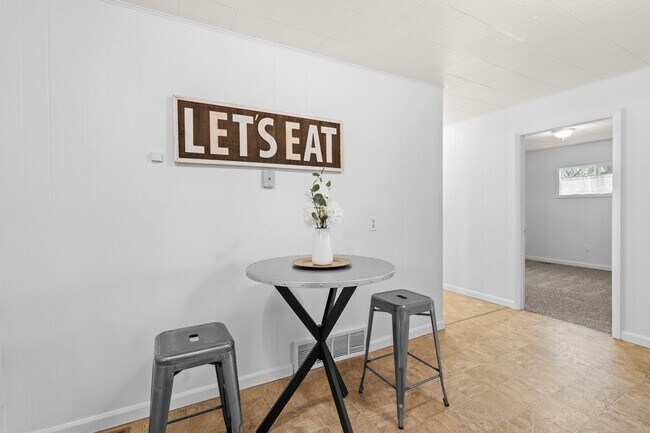 Building Photo - 420 E Sanson Ave