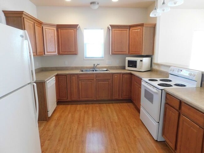 Building Photo - Spacious 3-Bedroom, 2-Bath Home