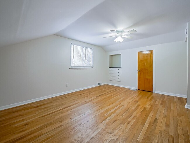 Building Photo - AVAILABLE NOW! Spacious 4-Bed Gem in the Heart of Clawson!