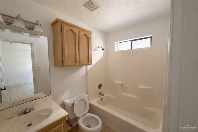 Building Photo - 607 Gastel Cir