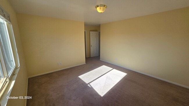 Building Photo - Spacious Two Story Townhome on Golf Course
